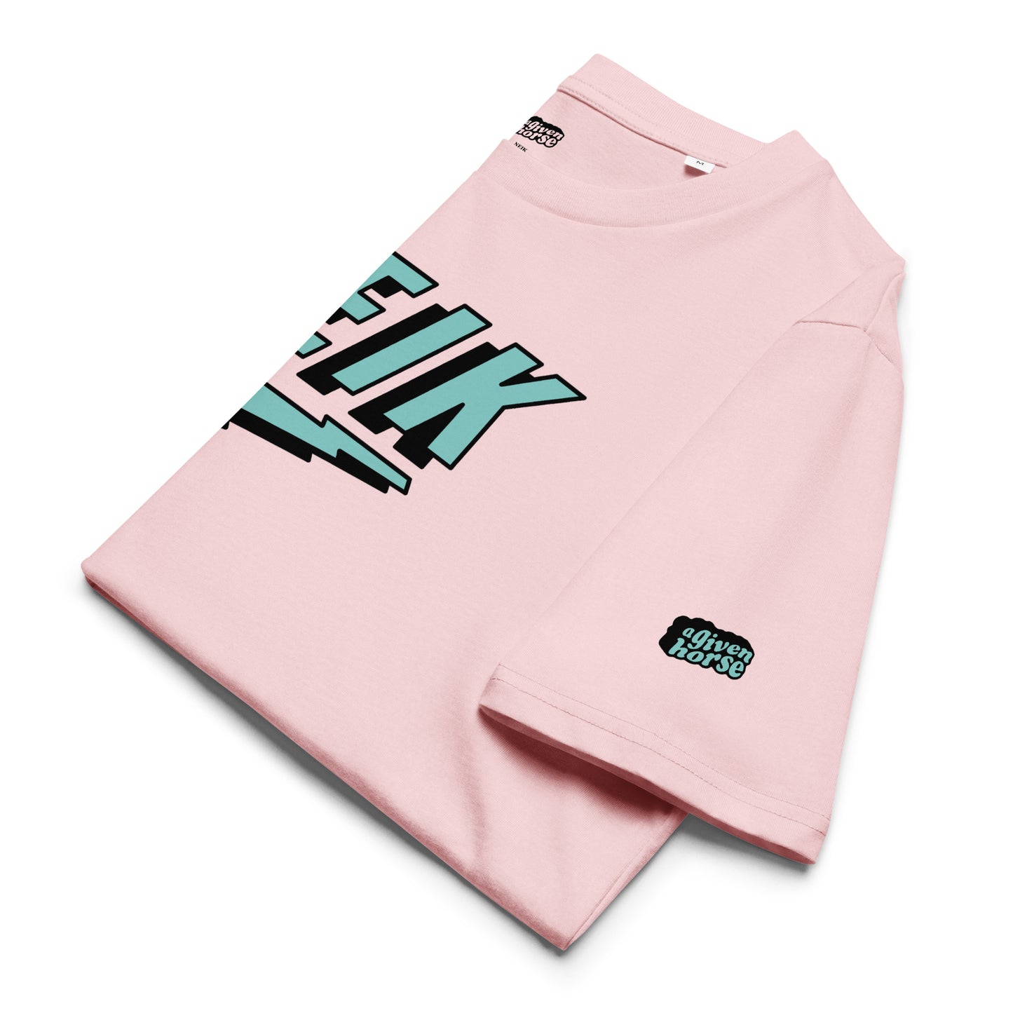 Lichtroze T-Shirt met het NEIK logo, ontwerp door De Zwarte Markt en verkrijgbaar bij cadeauwinkel 'A Given Horse'. Gevouwen.