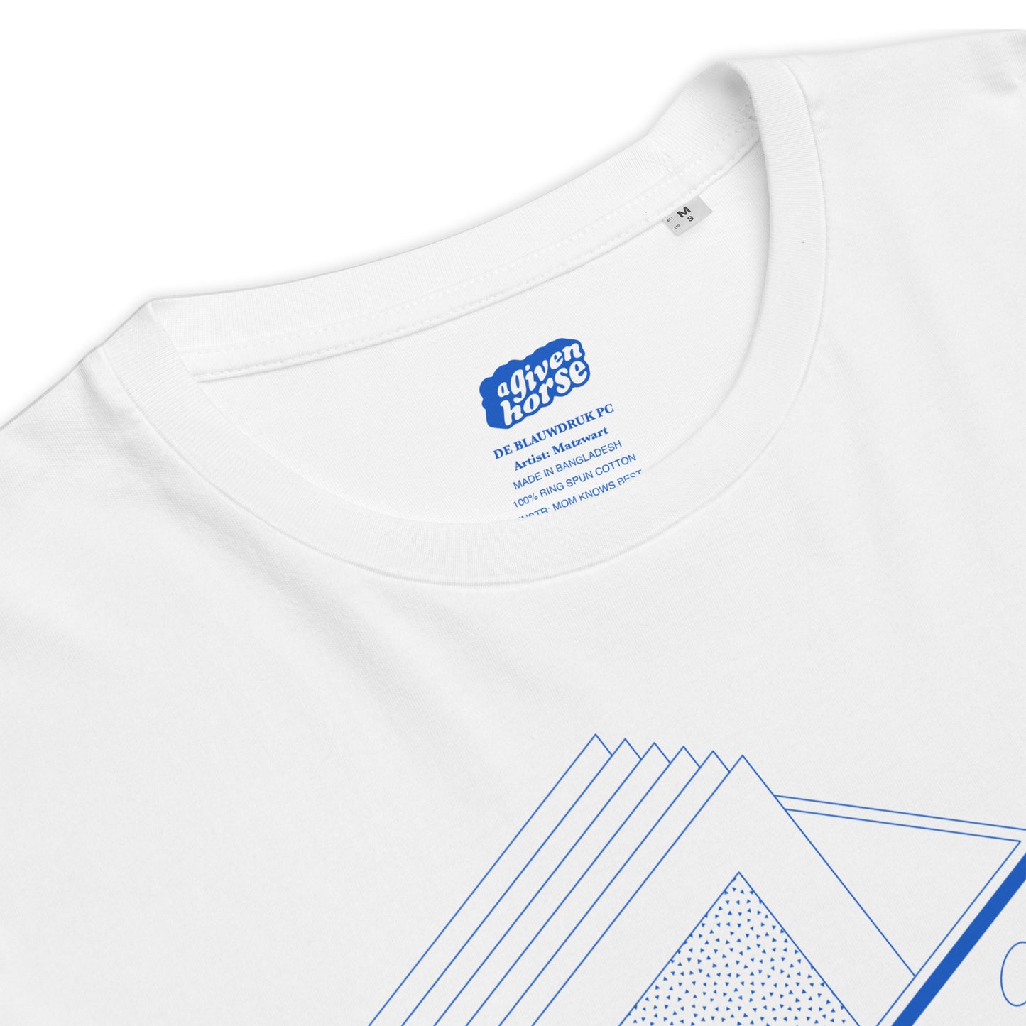 Wit T-Shirt met het 'De Blauwdruk' logo, ontwerp door Matzwart en verkrijgbaar bij cadeauwinkel 'A Given Horse'. Detail.