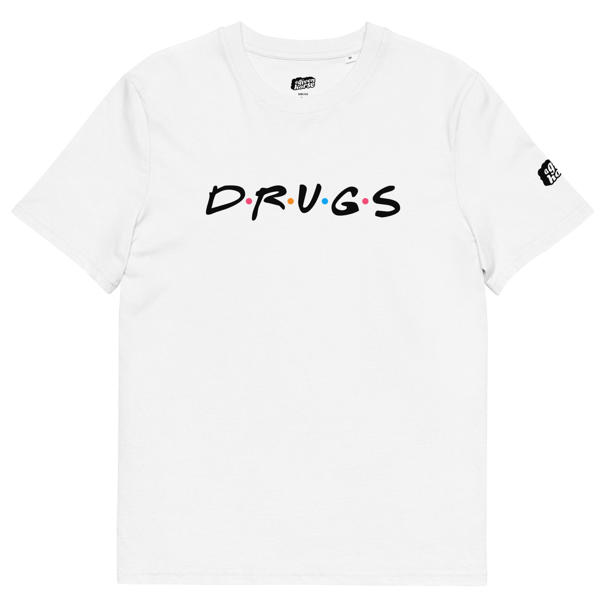 Wit T-Shirt met de tekst 'Drugs', ontwerp door De Zwarte Markt en verkrijgbaar bij cadeauwinkel 'A Given Horse'. Voorkant.