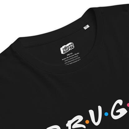 Zwart T-Shirt met de tekst 'Drugs', ontwerp door De Zwarte Markt en verkrijgbaar bij cadeauwinkel 'A Given Horse'. Detail.