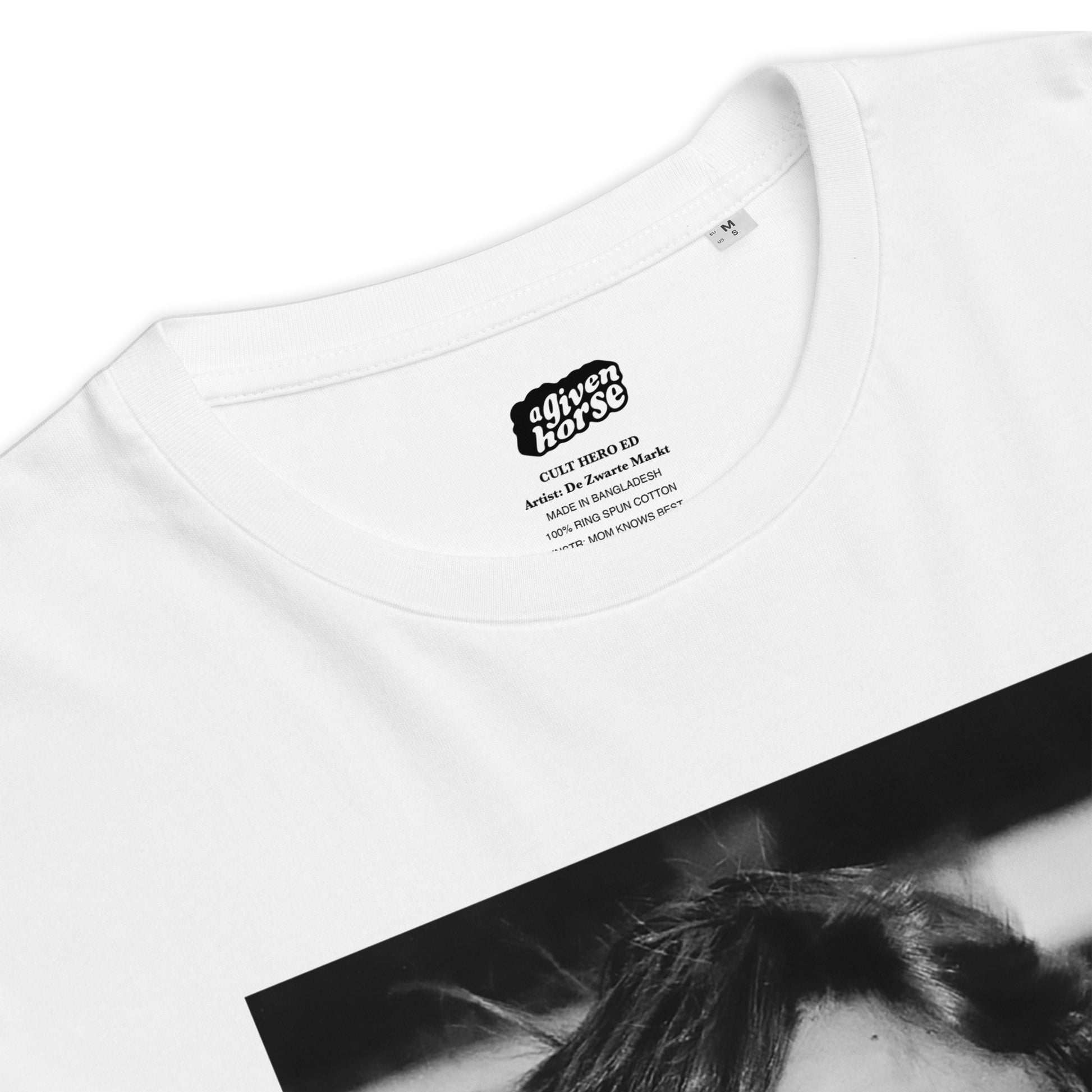 Wit T-Shirt met een afbeelding van Ed de Goeij, ontwerp door De Zwarte Markt en verkrijgbaar bij cadeauwinkel 'A Given Horse'. Detail.