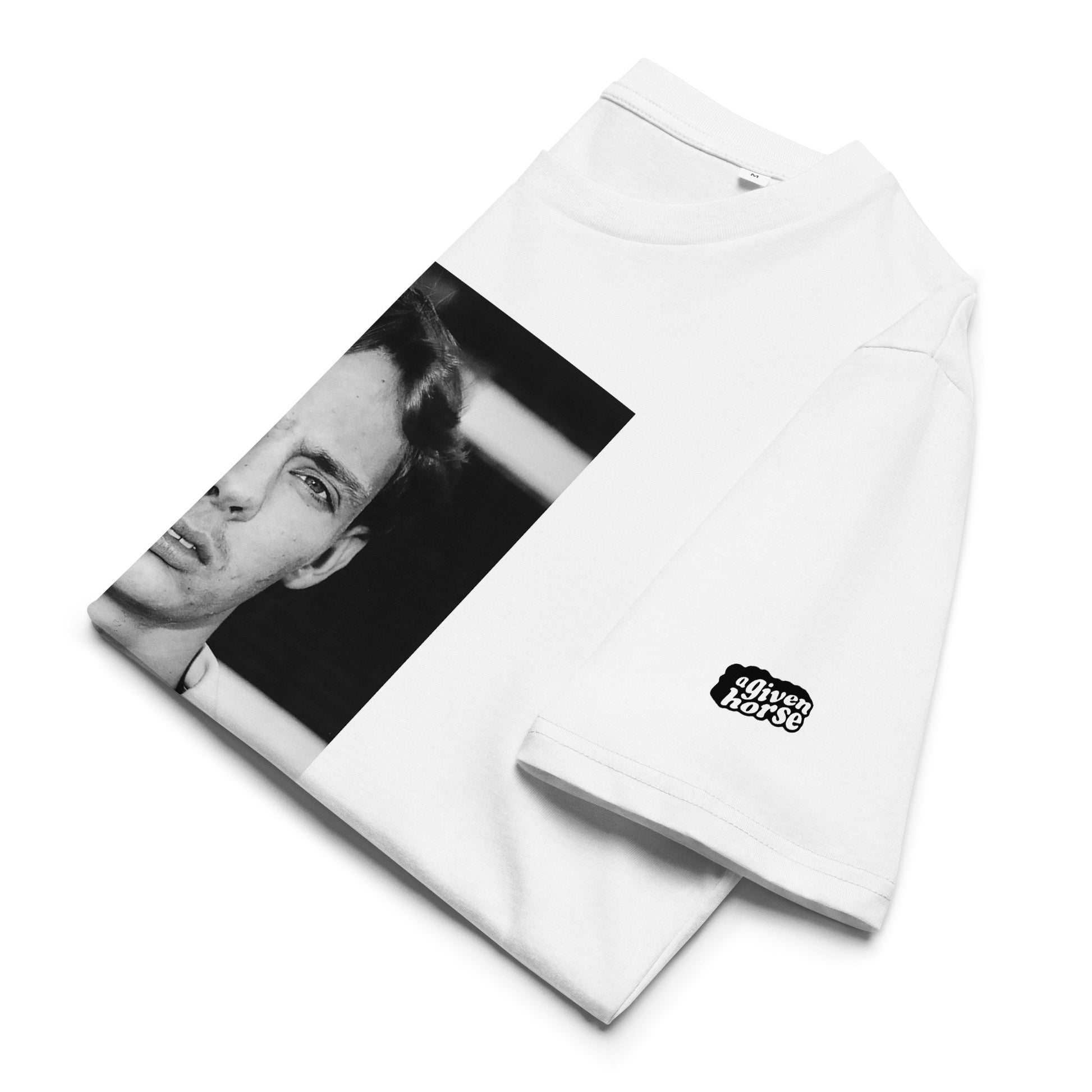 Wit T-Shirt met een afbeelding van Ed de Goeij, ontwerp door De Zwarte Markt en verkrijgbaar bij cadeauwinkel 'A Given Horse'. Gevouwen.