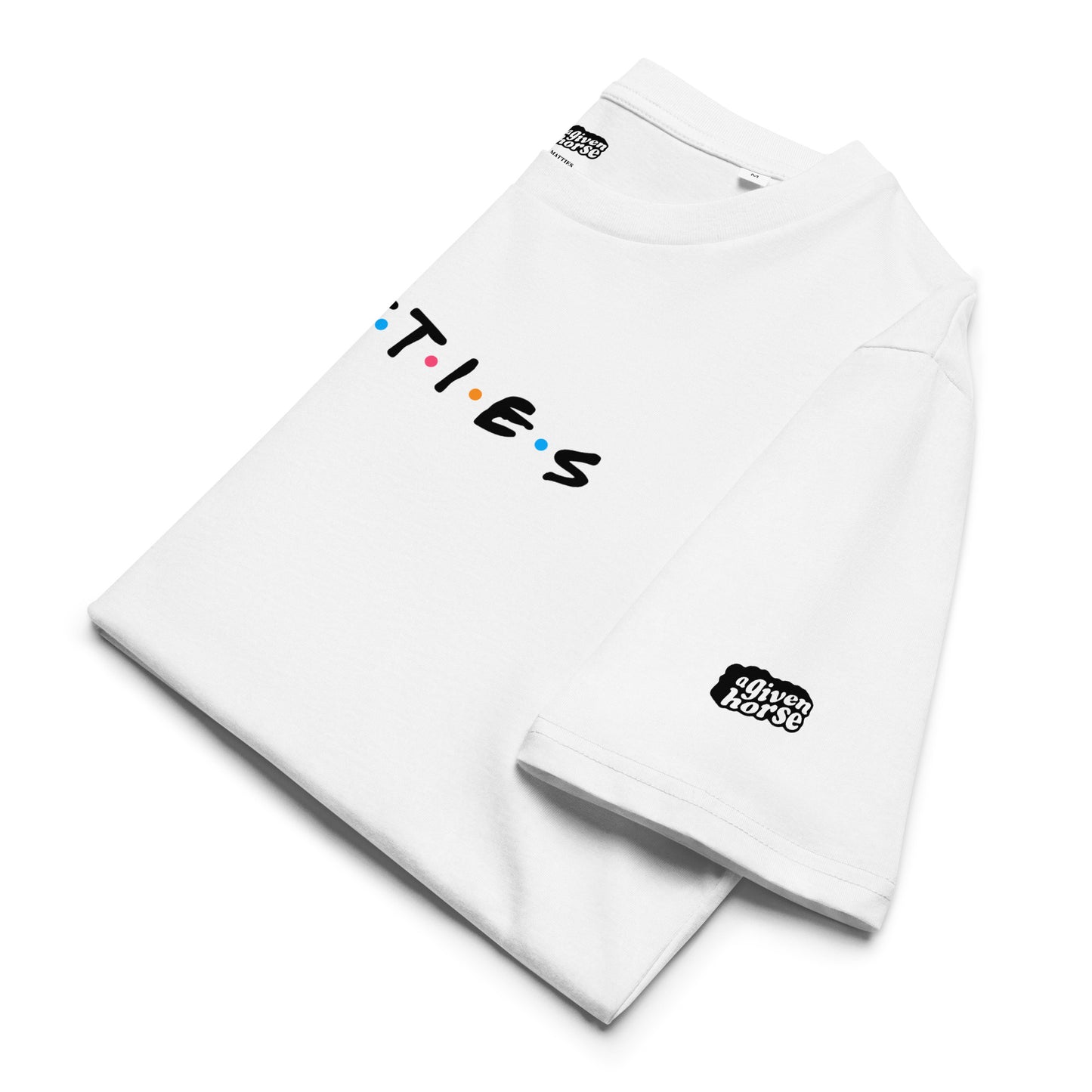 Wit T-Shirt met de tekst 'Matties', ontwerp door De Zwarte Markt en verkrijgbaar bij cadeauwinkel 'A Given Horse'. Gevouwen.