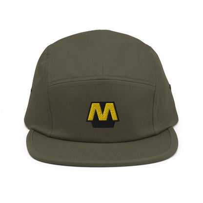 Olijfgroene 5-panel pet met een geborduurd Metro Logo, ontwerp door De Zwarte Markt en verkrijgbaar bij cadeauwinkel 'A Given Horse'. Voorkant.