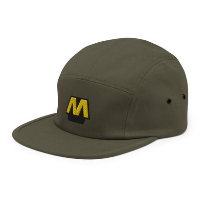 Olijfgroene 5-panel pet met een geborduurd Metro Logo, ontwerp door De Zwarte Markt en verkrijgbaar bij cadeauwinkel 'A Given Horse'. Schuin.