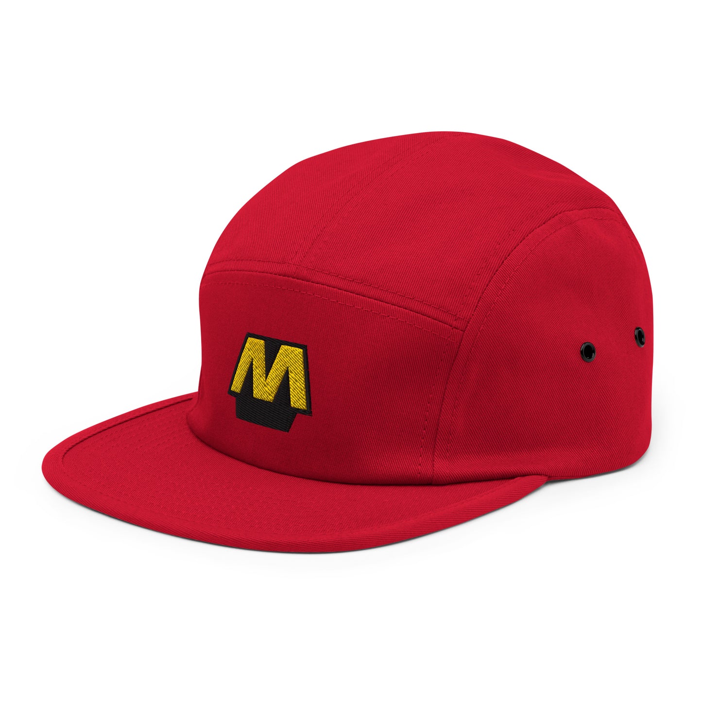 Rode 5-panel pet met een geborduurd Metro Logo, ontwerp door De Zwarte Markt en verkrijgbaar bij cadeauwinkel 'A Given Horse'. Schuin.