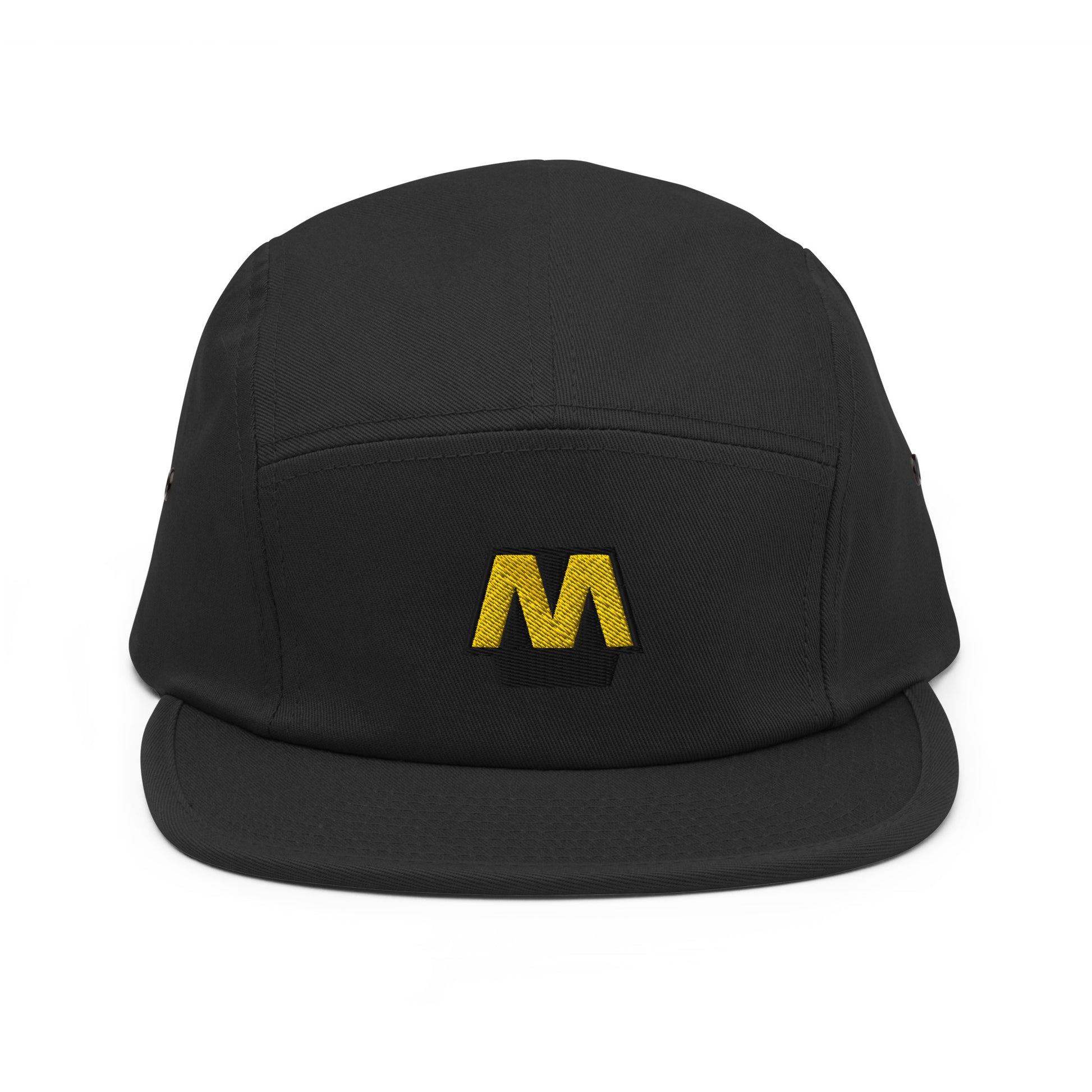 Zwarte 5-panel pet met een geborduurd Metro Logo, ontwerp door De Zwarte Markt en verkrijgbaar bij cadeauwinkel 'A Given Horse'. Voorkant.