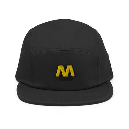 Zwarte 5-panel pet met een geborduurd Metro Logo, ontwerp door De Zwarte Markt en verkrijgbaar bij cadeauwinkel 'A Given Horse'. Voorkant.