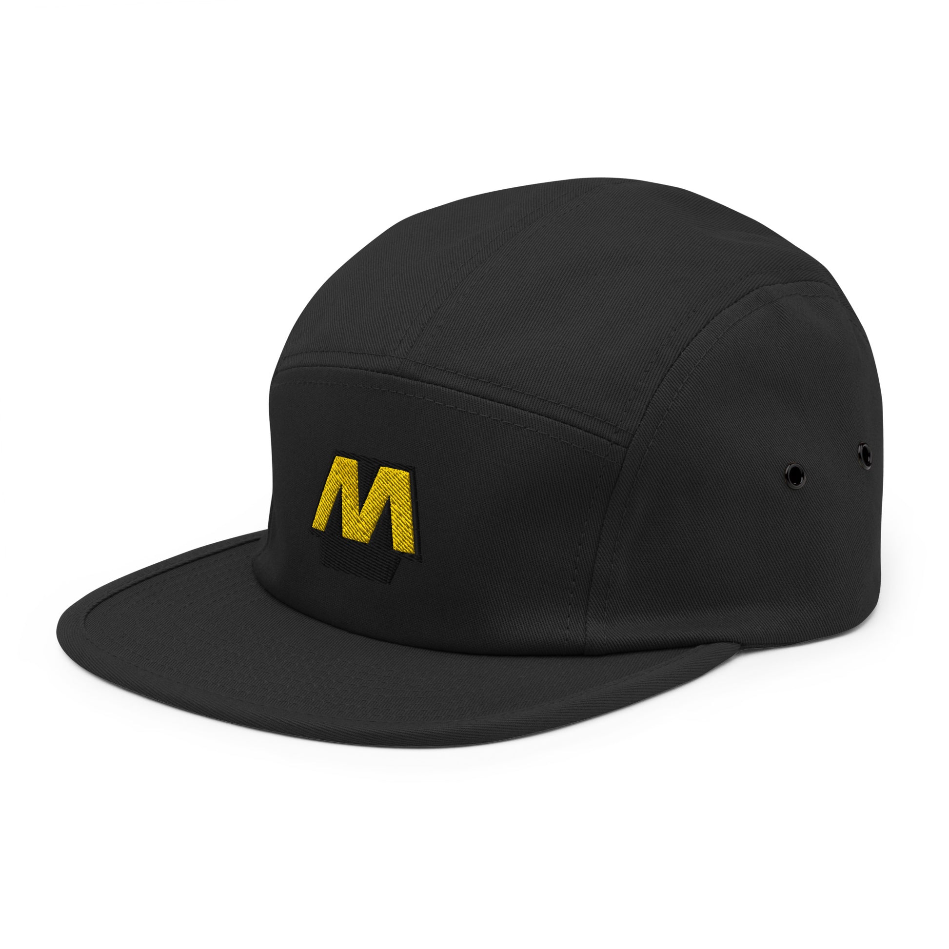 Zwarte 5-panel pet met een geborduurd Metro Logo, ontwerp door De Zwarte Markt en verkrijgbaar bij cadeauwinkel 'A Given Horse'. Schuin.