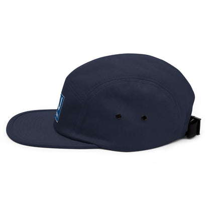 Donkerblauwe 5-panel pet met een geborduurd Berlijn Metro Logo, ontwerp door De Zwarte Markt en verkrijgbaar bij cadeauwinkel 'A Given Horse'. Zijkant.