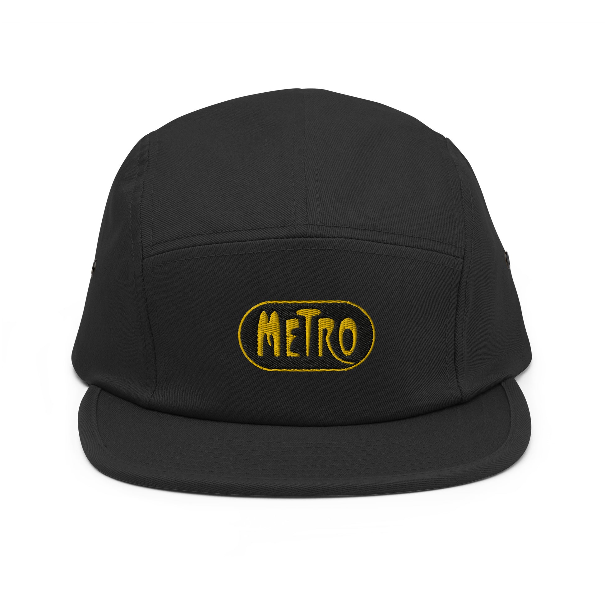 Zwarte 5-panel pet met een geborduurd Parijs Metro Logo, ontwerp door De Zwarte Markt en verkrijgbaar bij cadeauwinkel 'A Given Horse'. Voorkant.