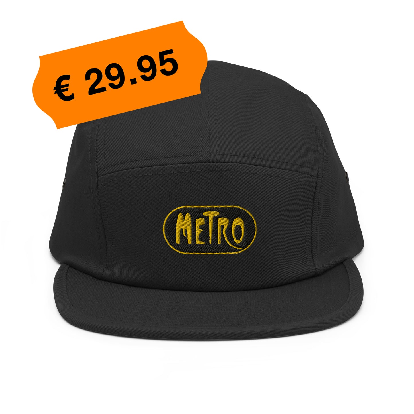 Zwarte 5-panel pet met een geborduurd Parijs Metro Logo, ontwerp door De Zwarte Markt en verkrijgbaar bij cadeauwinkel 'A Given Horse'. Voorkant, prijs.