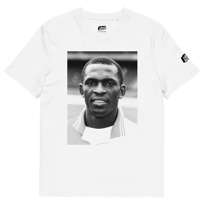 Wit T-Shirt met een afbeelding van Michael Obiku, ontwerp door De Zwarte Markt en verkrijgbaar bij cadeauwinkel 'A Given Horse'. Voorkant.