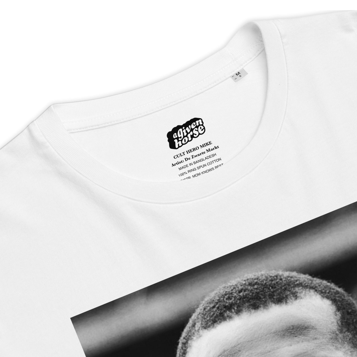 Wit T-Shirt met een afbeelding van Michael Obiku, ontwerp door De Zwarte Markt en verkrijgbaar bij cadeauwinkel 'A Given Horse'. Detail.