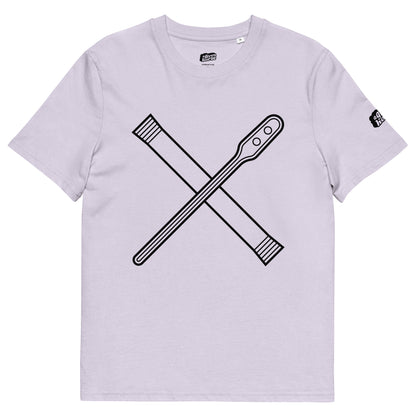 Lila T-Shirt met een afbeelding van een roerstaaf en een zakje melkpoeder, ontwerp door Matzwart en verkrijgbaar bij cadeauwinkel 'A Given Horse'. Voorkant.