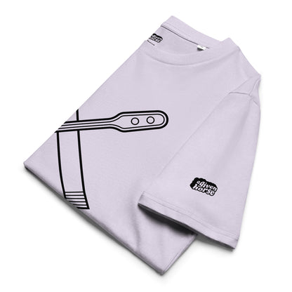 Lila T-Shirt met een afbeelding van een roerstaaf en een zakje melkpoeder, ontwerp door Matzwart en verkrijgbaar bij cadeauwinkel 'A Given Horse'. Gevouwen.