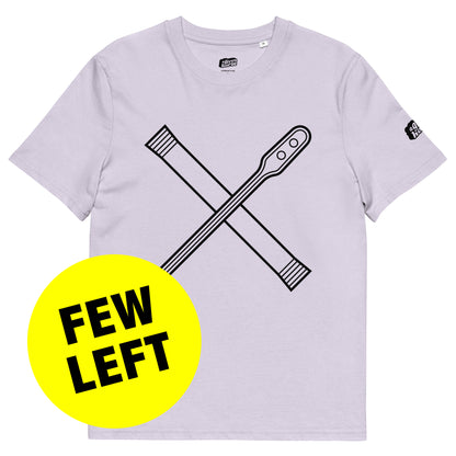 Lila T-Shirt met een afbeelding van een roerstaaf en een zakje melkpoeder, ontwerp door Matzwart en verkrijgbaar bij cadeauwinkel 'A Given Horse'. Voorkant, laatste paar.