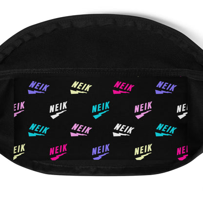 Zwarte buideltas met een all-over print van het NEIK logo, ontwerp door De Zwarte Markt en verkrijgbaar bij cadeauwinkel 'A Given Horse'. Binnenkant.