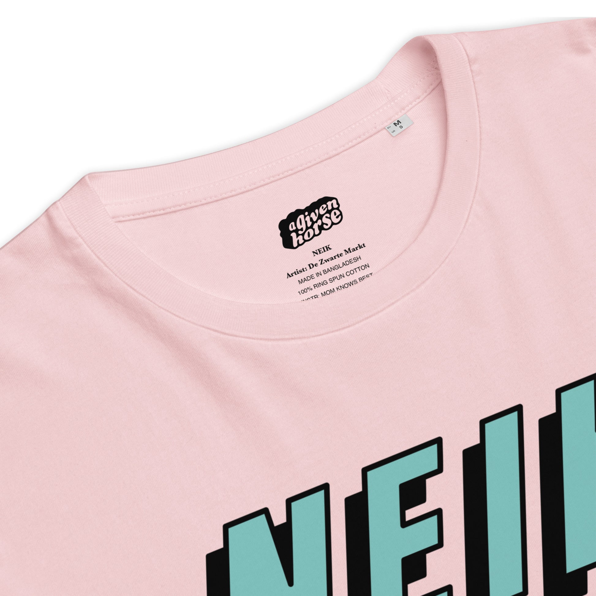 Lichtroze T-Shirt met het NEIK logo, ontwerp door De Zwarte Markt en verkrijgbaar bij cadeauwinkel 'A Given Horse'. Detail.