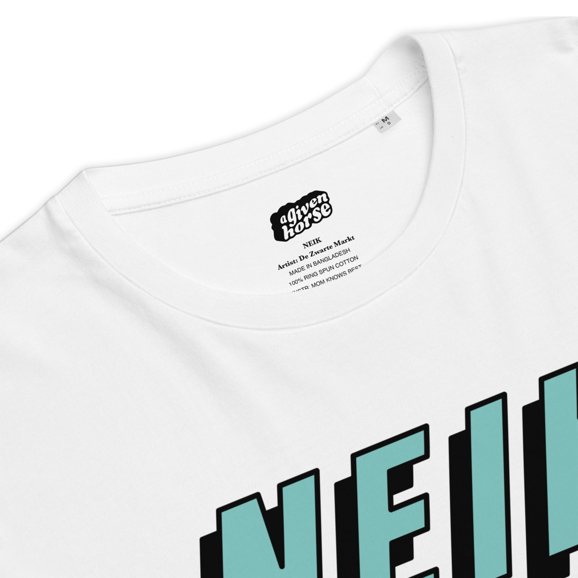 Wit T-Shirt met het NEIK logo, ontwerp door De Zwarte Markt en verkrijgbaar bij cadeauwinkel 'A Given Horse'. Detail.