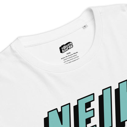 Wit T-Shirt met het NEIK logo, ontwerp door De Zwarte Markt en verkrijgbaar bij cadeauwinkel 'A Given Horse'. Detail.
