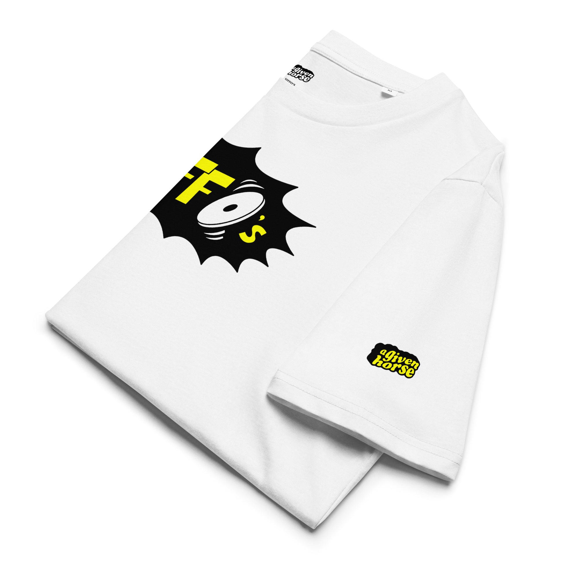 Wit T-Shirt met het Niffo's logo, ontwerp door De Zwarte Markt en verkrijgbaar bij cadeauwinkel 'A Given Horse'. Gevouwen.