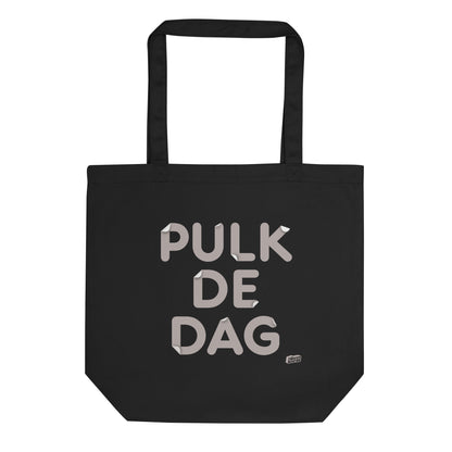 Zwarte katoenen tas met de tekst ‘Pulk de dag’, ontwerp door Matzwart en verkrijgbaar bij cadeauwinkel 'A Given Horse'. Voorkant.
