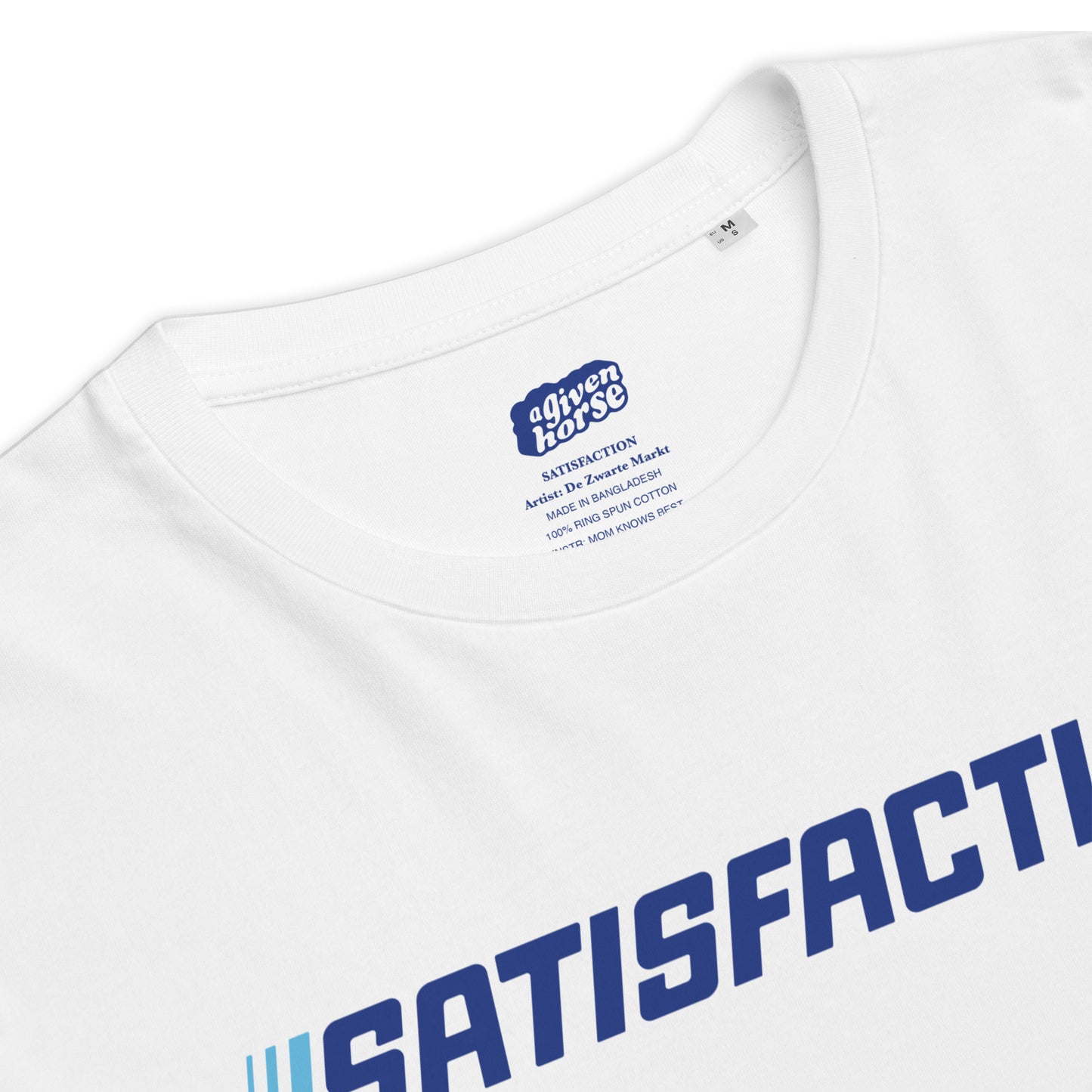 Wit T-Shirt met de tekst 'Satisfaction', ontwerp door De Zwarte Markt en verkrijgbaar bij cadeauwinkel 'A Given Horse'. Detail.