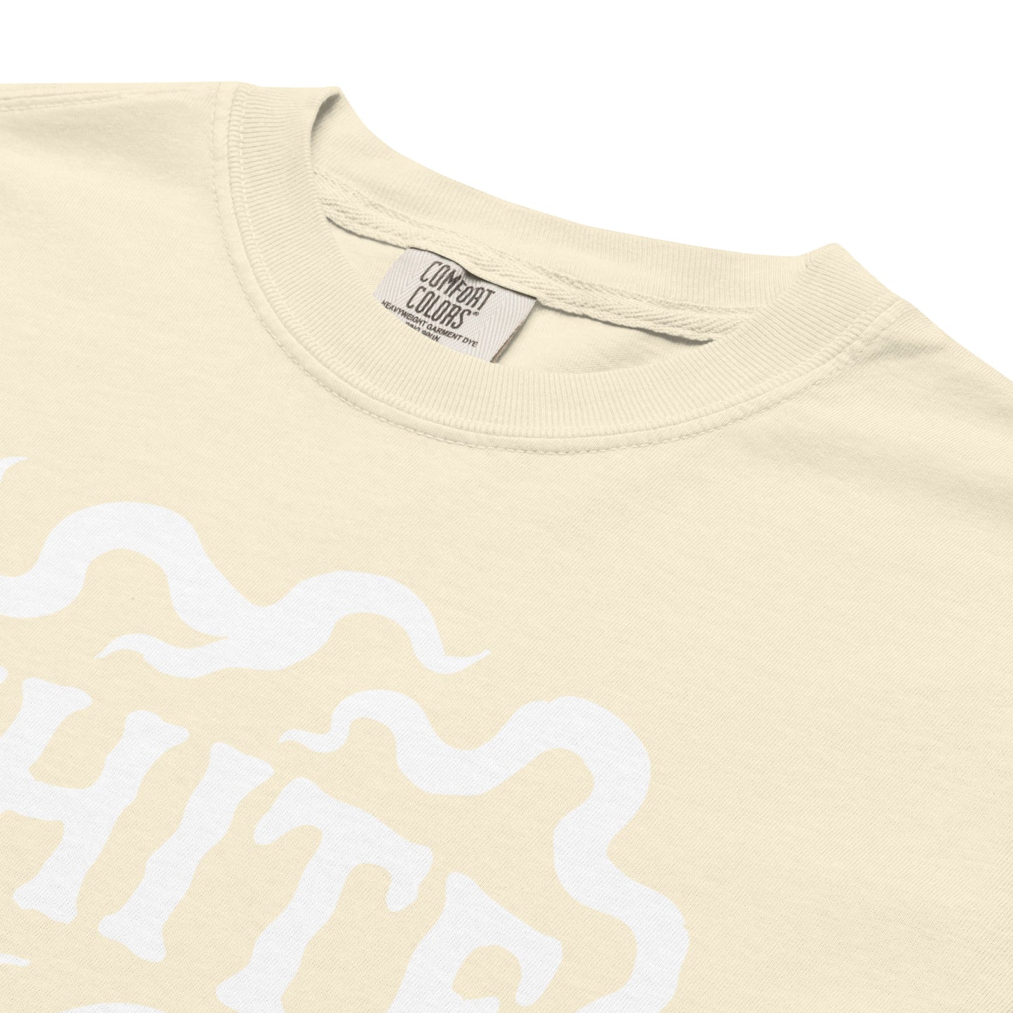 Wit T-Shirt met de tekst 'White Widow', ontwerp door Lay-Z en verkrijgbaar bij cadeauwinkel 'A Given Horse'. Detail.