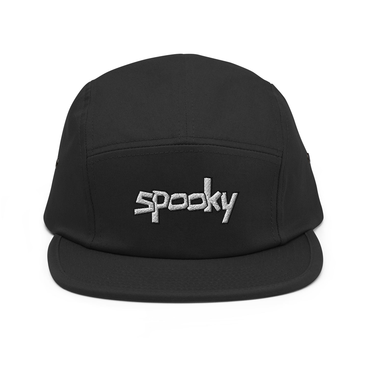 Zwarte 5-panel pet met een geborduurd Spooky Logo, ontwerp door De Zwarte Markt en verkrijgbaar bij cadeauwinkel 'A Given Horse'. Voorkant.