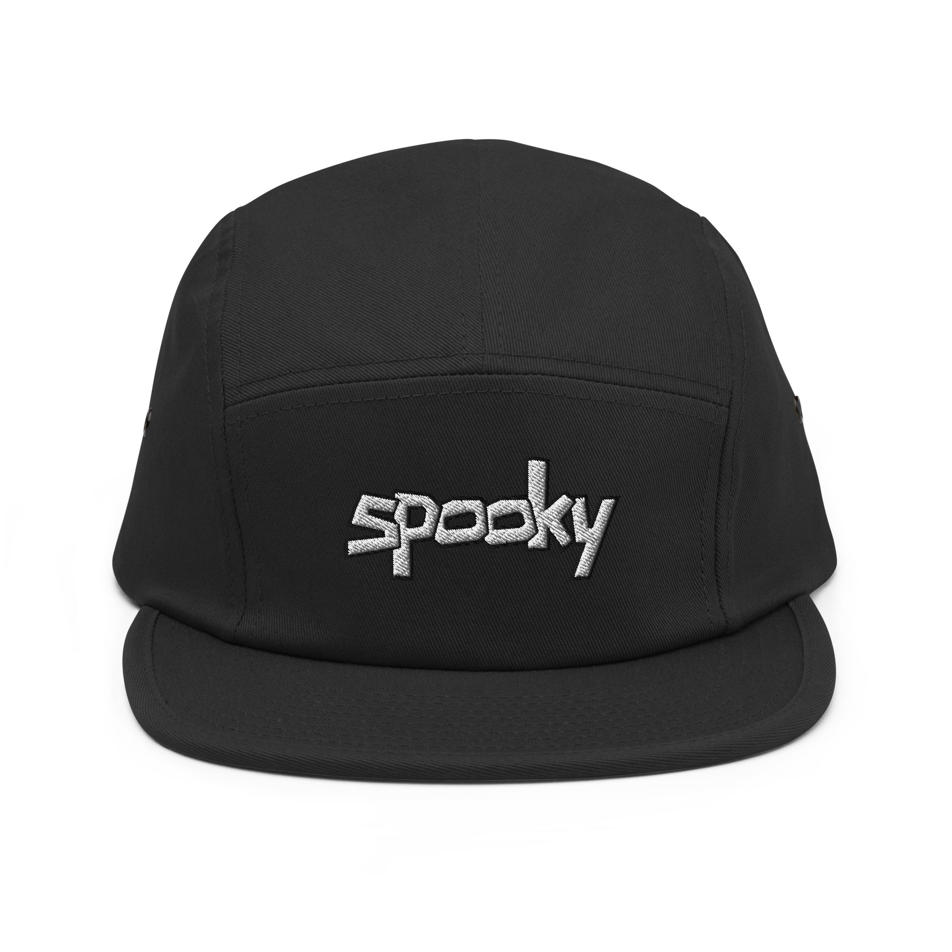 Zwarte 5-panel pet met een geborduurd Spooky Logo, ontwerp door De Zwarte Markt en verkrijgbaar bij cadeauwinkel 'A Given Horse'. Voorkant.