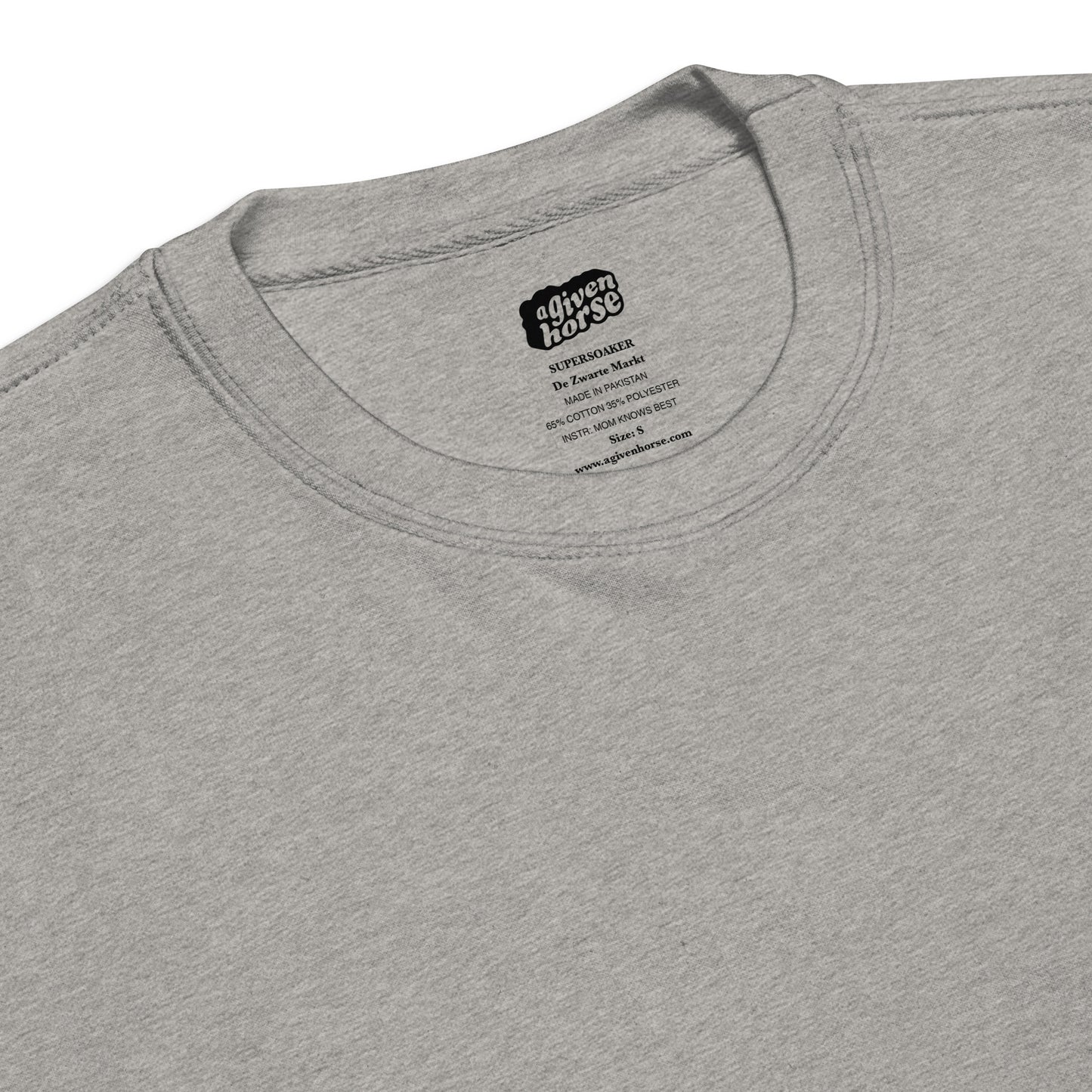 Lichtgrijze trui met een supersoaker geborduurd op de borst, ontwerp door De Zwarte Markt en verkrijgbaar bij cadeauwinkel 'A Given Horse'. Detail.