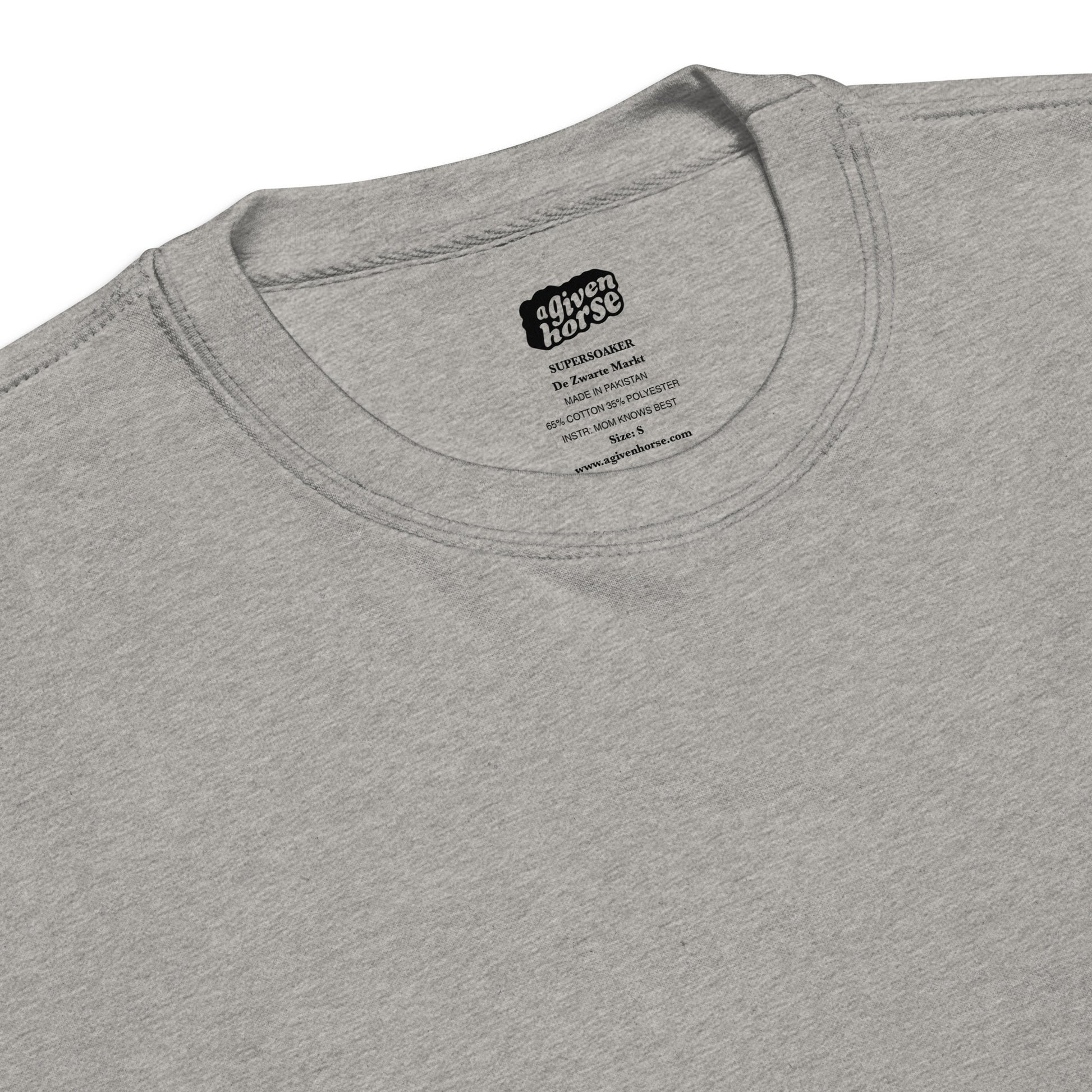 Lichtgrijze trui met een supersoaker geborduurd op de borst, ontwerp door De Zwarte Markt en verkrijgbaar bij cadeauwinkel 'A Given Horse'. Detail.