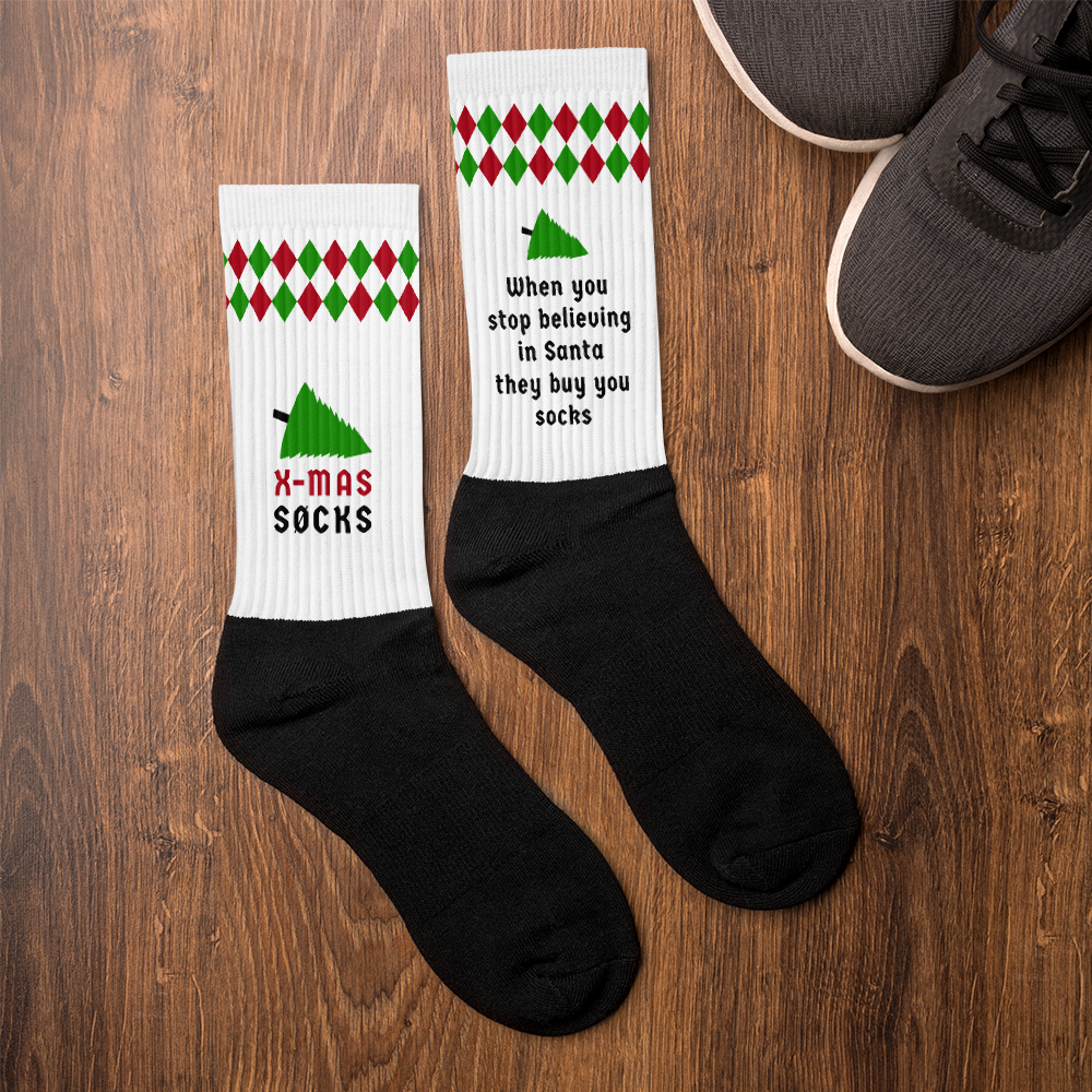 Witte kerstsokken met de tekst 'X-mas sucks' en 'When you stop believing in Santa they buy you socks', ontwerp door Matzwart en verkrijgbaar bij cadeauwinkel 'A Given Horse'. Binnenkant en buitenkant.